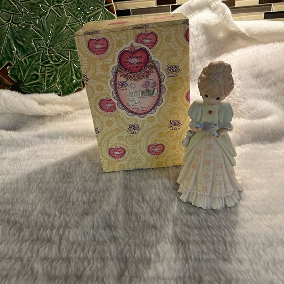 In Box Charity Begins in the Heart Precious Moments - Picture 4 of 8